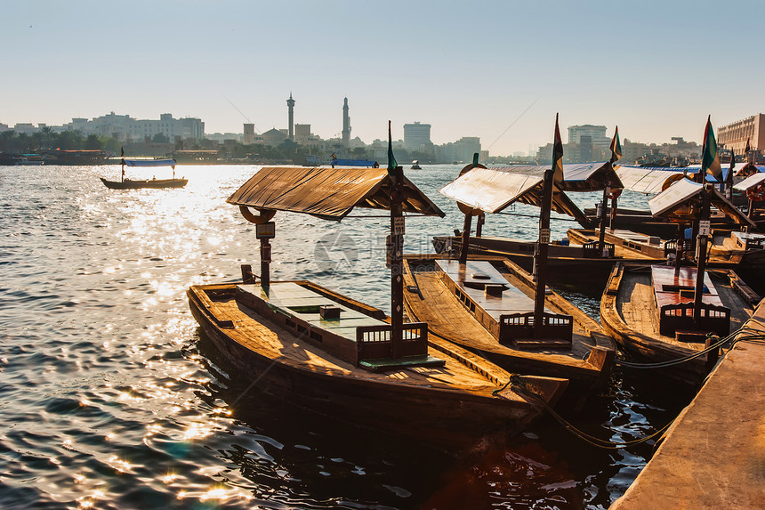 阿联酋迪拜湾溪上的船海湾建筑物码头帆船渡船运输边界血管出租车图片