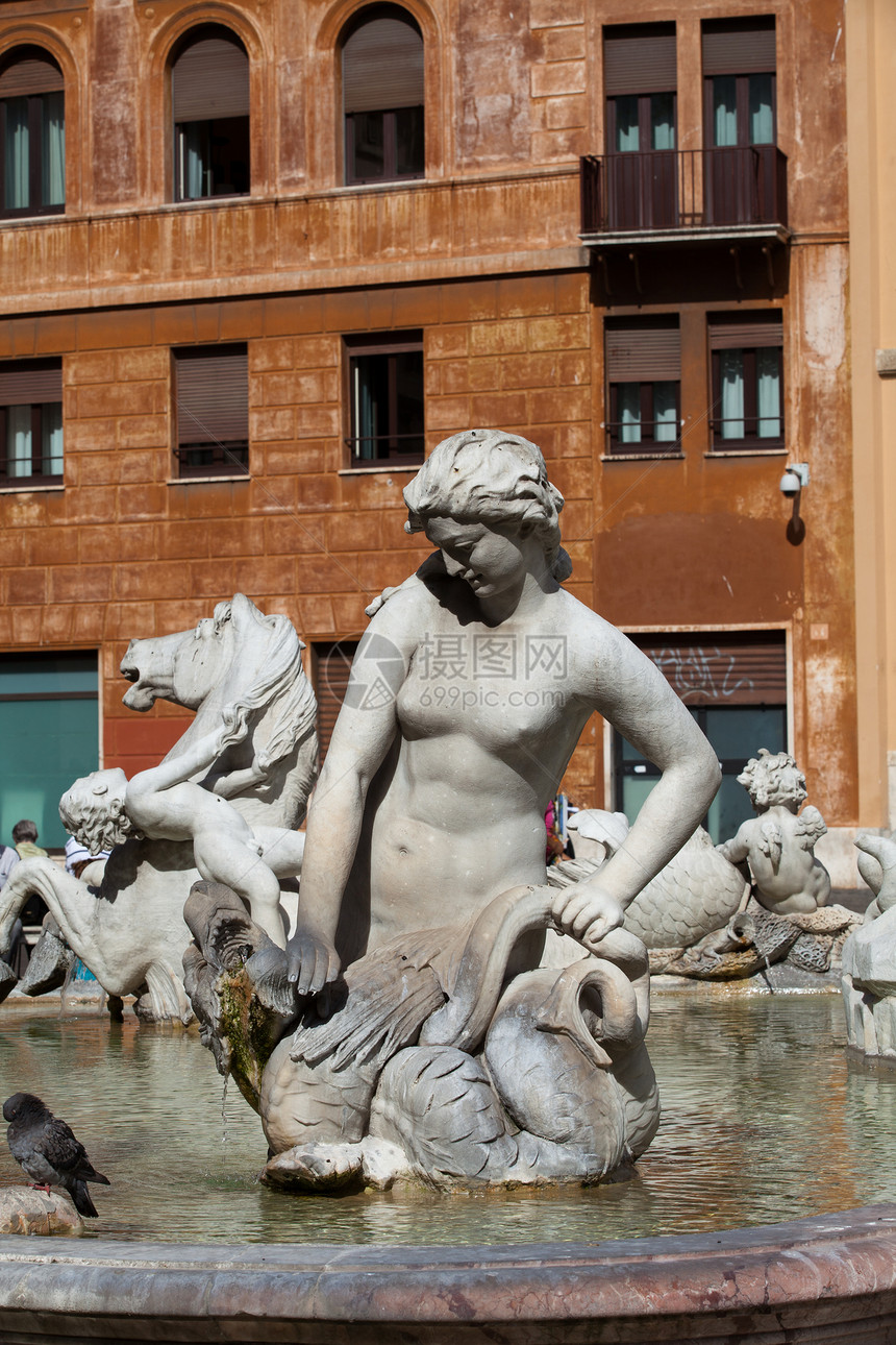 意大利罗马Neptune不老泉广场雕像孩子历史性游客建筑学纪念碑雕塑大理石旅游图片