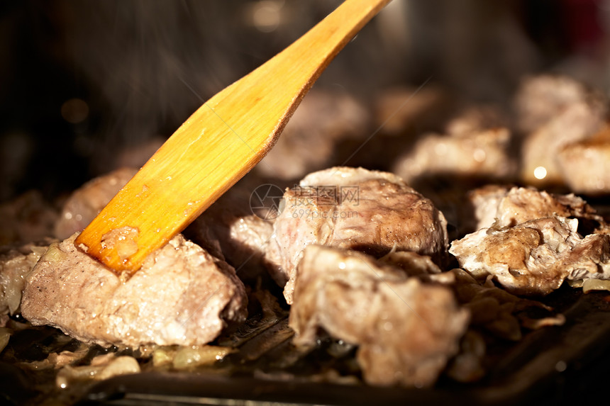 肉在BBQ上牛肉厨房食物宏观盘子餐厅烘烤炙烤木头烹饪图片