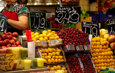 西班牙巴塞罗那水果市场 西班牙巴塞罗那奇异果店铺花蜜紫外线杂货店农民价格展示坚果团体背景图片