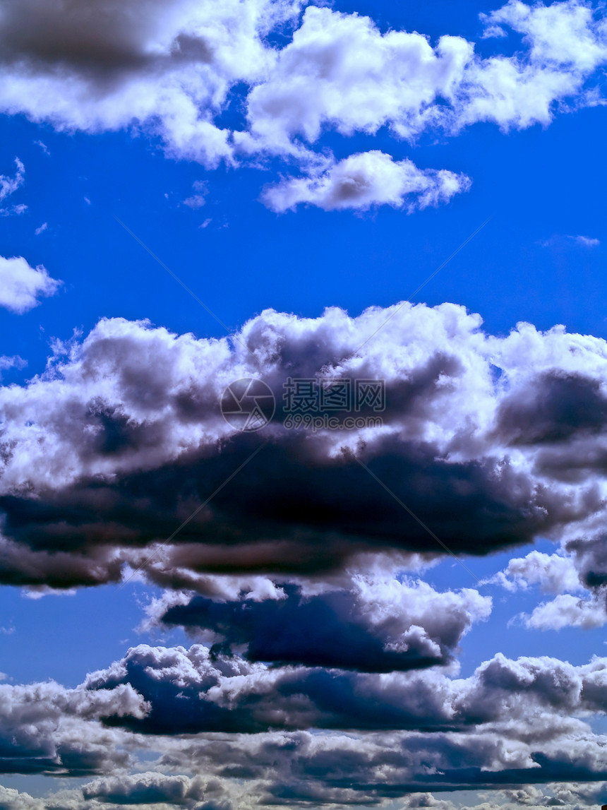 蓝天上的灰云臭氧气氛蓝色环境云景积雨阳光沉淀晴天云雾图片
