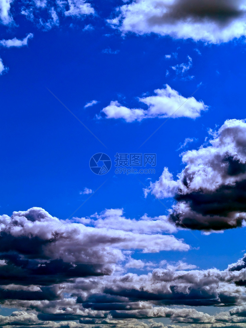 蓝天上的灰云天气暴风云上帝气氛云景积雨晴天天蓝色臭氧季节图片