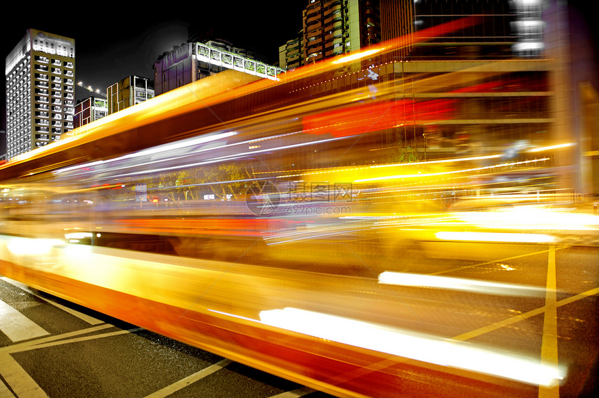 市中心夜景中高速和模糊的公交车灯道建筑学生活灯光公共市中心场景街道交通城市图片
