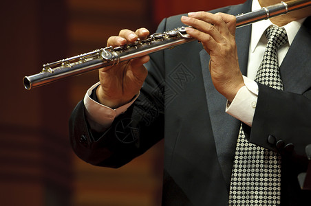 音乐会时吹笛员木管快乐艺术长笛演奏家文化摄影室内乐舞台艺术家背景图片