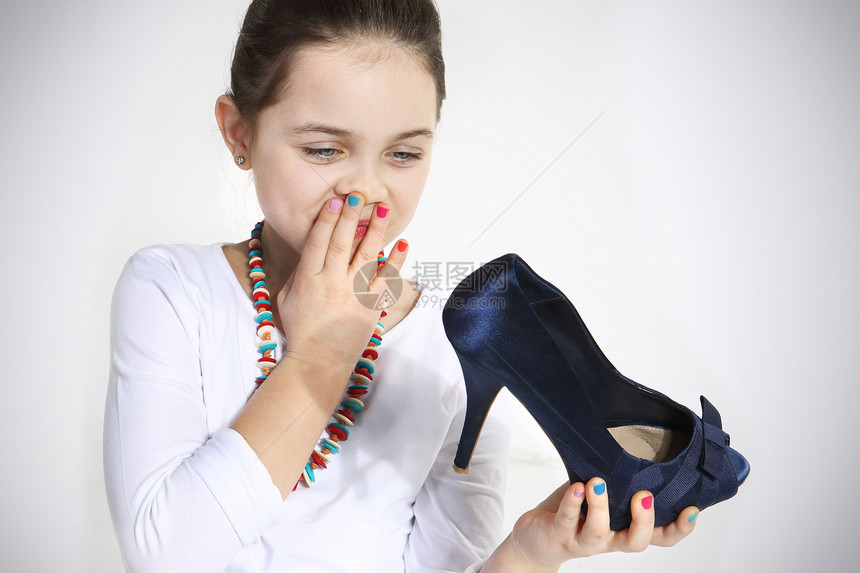 小时装家在演播室拿着鞋鞋类童年女孩工作室女性魅力高跟鞋女儿达人白色图片