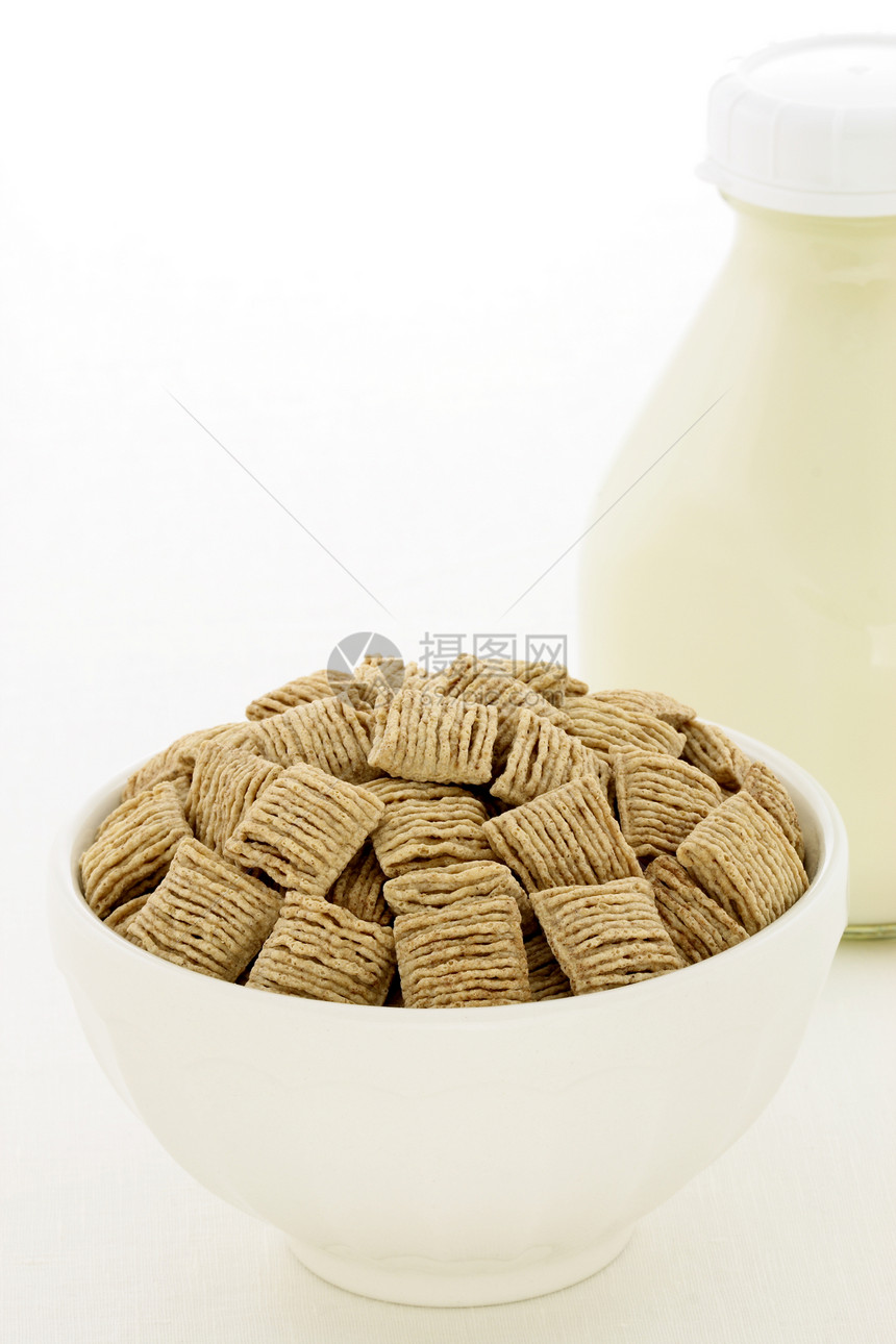 健康小麦谷物早餐麦片奶制品营养产品牛奶纤维勺子麦麸水果小吃图片