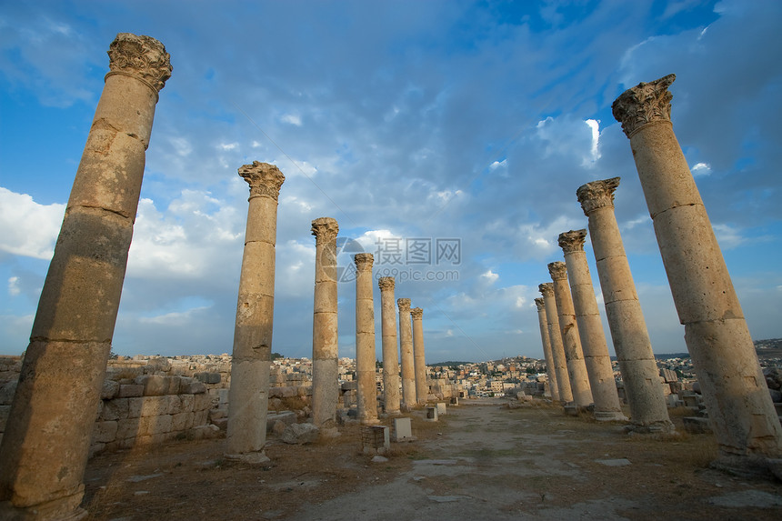 约旦耶拉什市废墟天空旅游城市规划旅行历史性建筑学城市岩石考古学图片