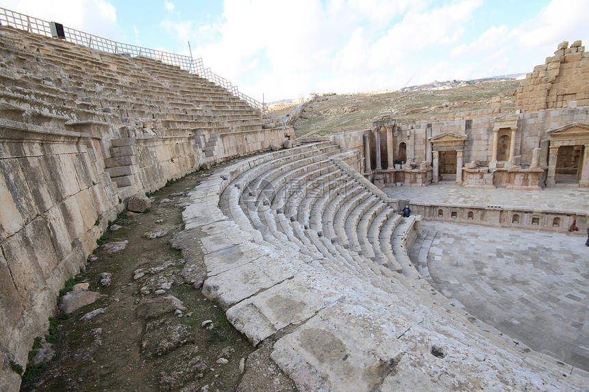 约旦贾拉什北剧院剧院柱子废墟石头天空入口文明旅游首都寺庙图片