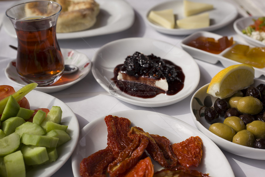 紧贴经典的土耳其式早餐食品餐盘餐厅小吃盘子营养美食香料食物桌子黄瓜图片