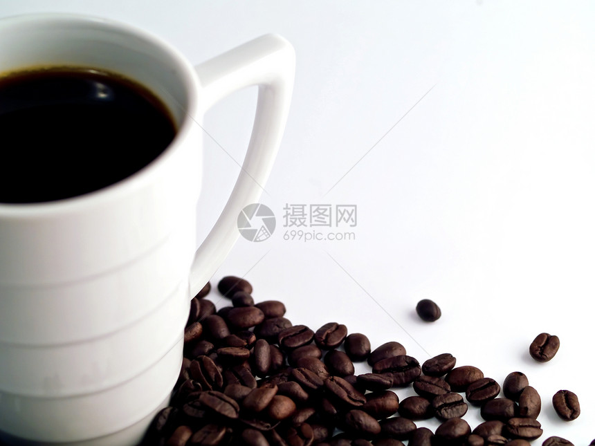 咖啡杯和白背景豆子流动食物拿铁杯子美食咖啡兴奋剂活力饮料味道图片