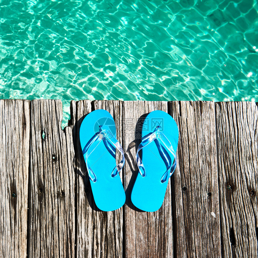 码头滑轮机丁字裤绿色海洋假期蓝色凉鞋海滩风景旅行字拖图片