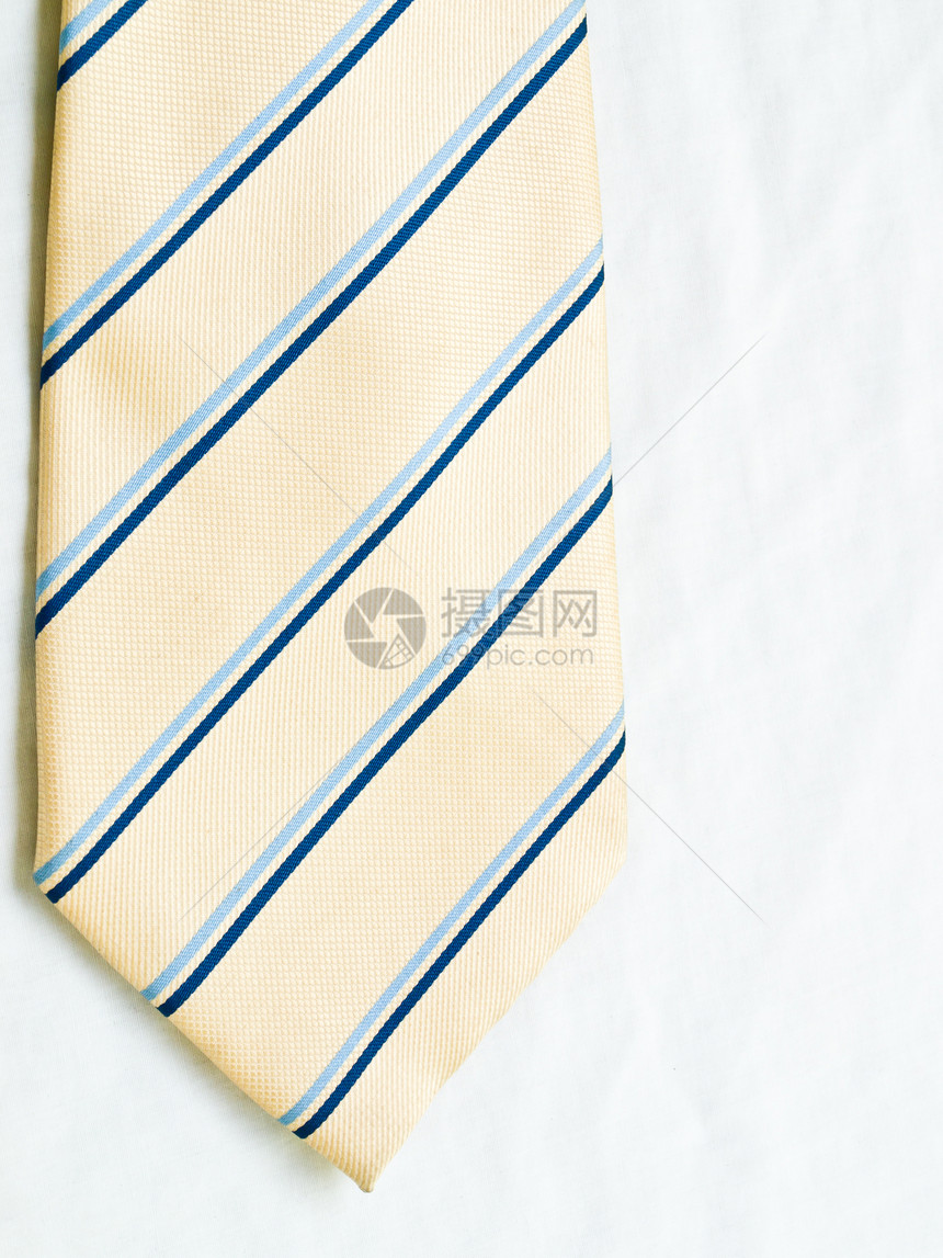 白色背景上的一条条纹黄色和蓝色领带图片