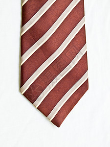 白底的一条条纹棕色和白色领带背景图片