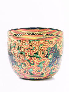 一个艺术的花瓷碗 上面有被随意孤立的象像手工装饰手工业工艺漆器黄色绿色红色装饰品白色背景图片
