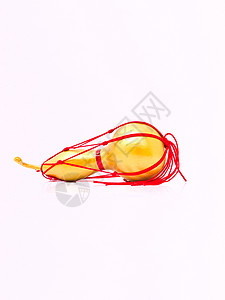 白色i上的红线包裹的金色干卡勒巴沙背景图片