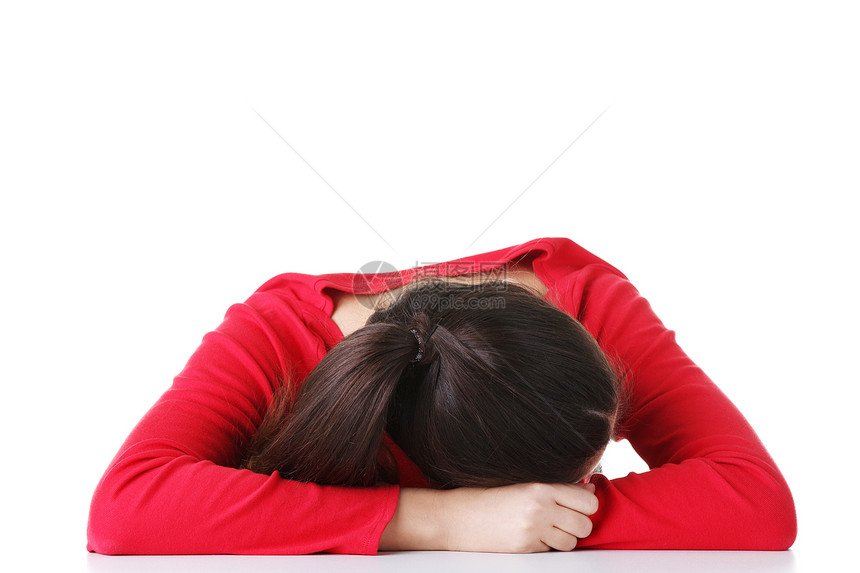 女青年睡在书桌上女士就业学生睡眠女性工人管理人员商业衬衫手臂图片