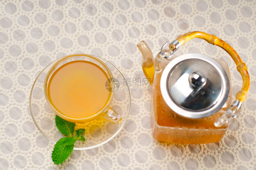 新鲜茶叶选择液体树叶植物药品饮料玻璃叶子文化薄荷食物图片