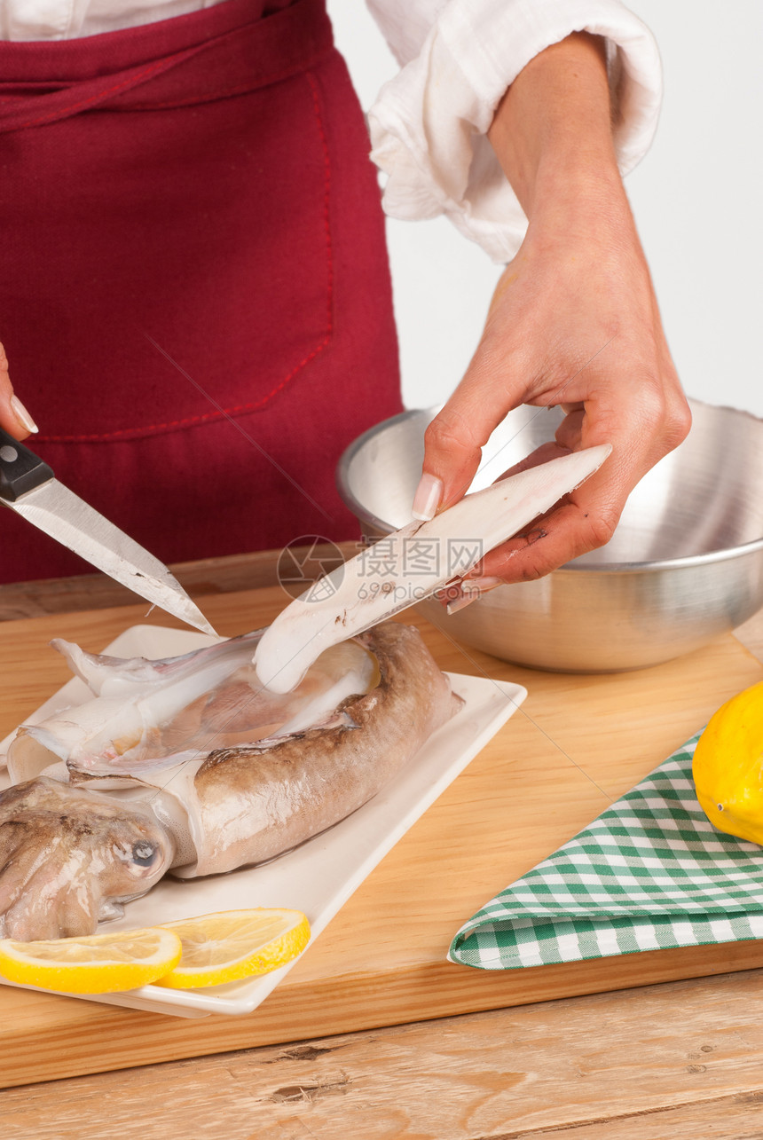 准备生切鱼剥皮食物海鲜美食皮肤烹饪盘子乡村乌贼桌子图片