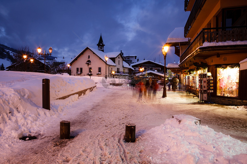 夜里法国阿尔卑斯山的大型滑雪度假胜地文化天空天际历史滑雪板城市路灯街道单板地标图片