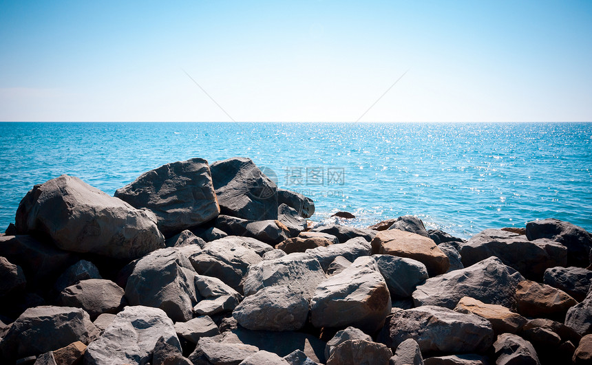 海岸上的岩石太阳沿海阳光海浪摄影海滩场景天空假期海岸线图片