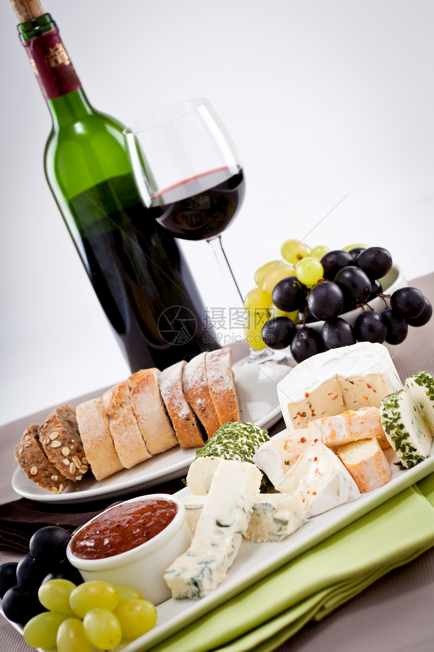 奶酪盘加葡萄和红酒晚宴小吃美食奶制品食物木板产品熟食生活团体木头图片