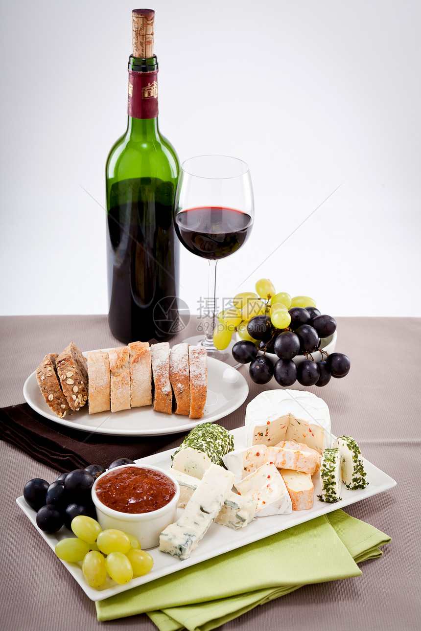 奶酪盘加葡萄和红酒晚宴小吃产品食物美食桌子牛奶木头熟食玻璃生活图片