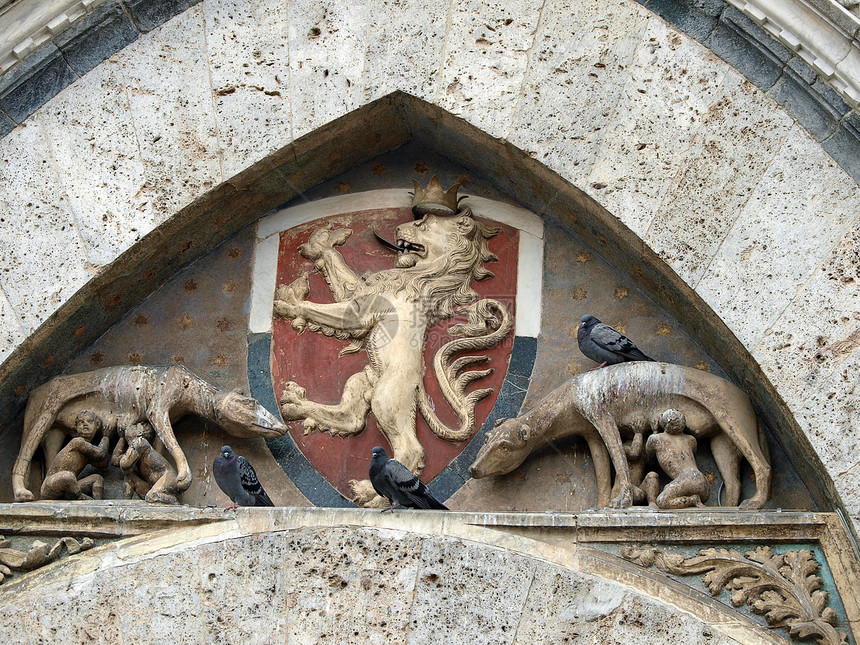 锡耶纳镇上的徽章母狼在喂婴儿罗穆卢斯和雷姆斯会议食者广场拱形地方建筑学纹章田野正方形图片