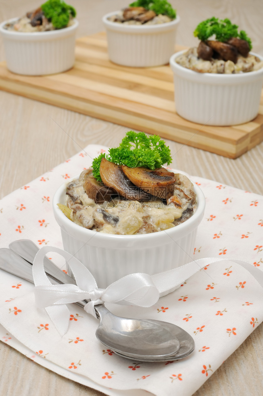 烘烤的蘑菇厨房肥胖餐巾餐桌服务自助餐装饰盘子沙拉洋葱图片