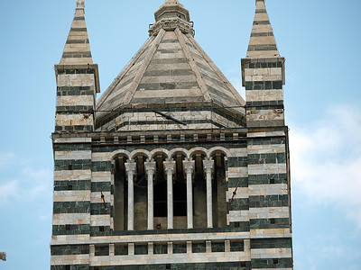 锡耶纳-迪奥莫大教堂钟楼背景图片