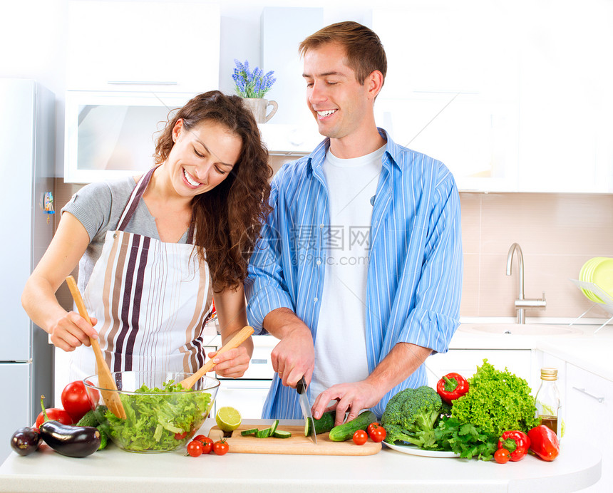 快乐的一对夫妇一起烹饪 饮食 健康的食物微笑乐趣丈夫夫妻女孩男人妻子草药家庭房子图片