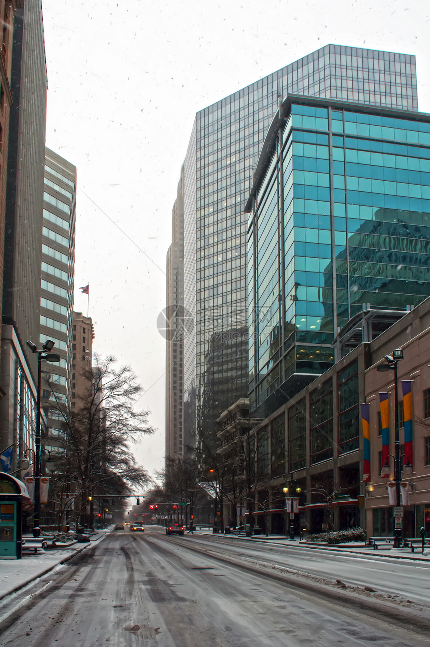 城市街道的冬季风景阳光摩天大楼城市化街道天空晴天建筑目的地建筑学人类图片