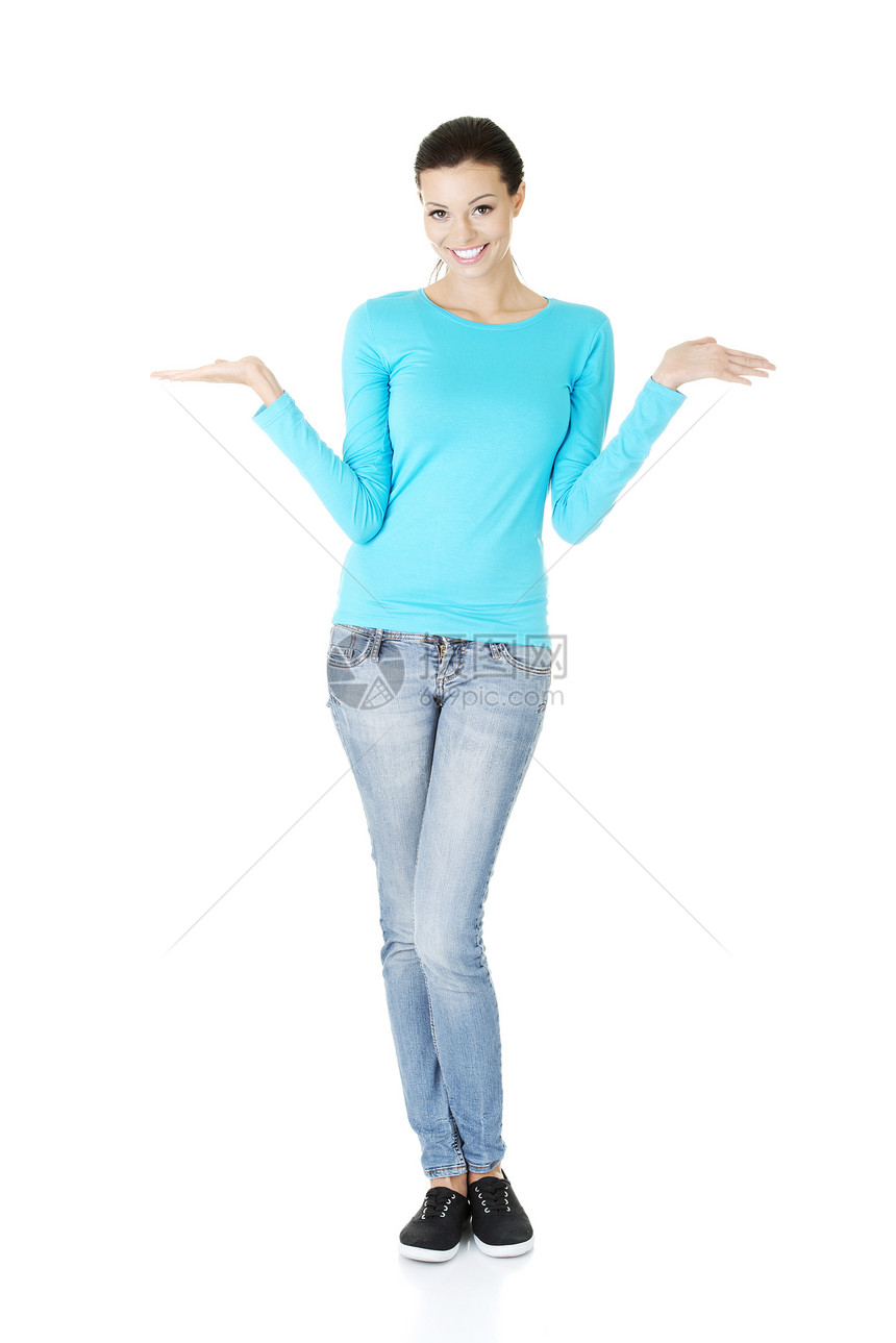 年轻女性在手掌上提供复制空间微笑广告蓝色手臂棕榈商业手指白色女孩成人图片