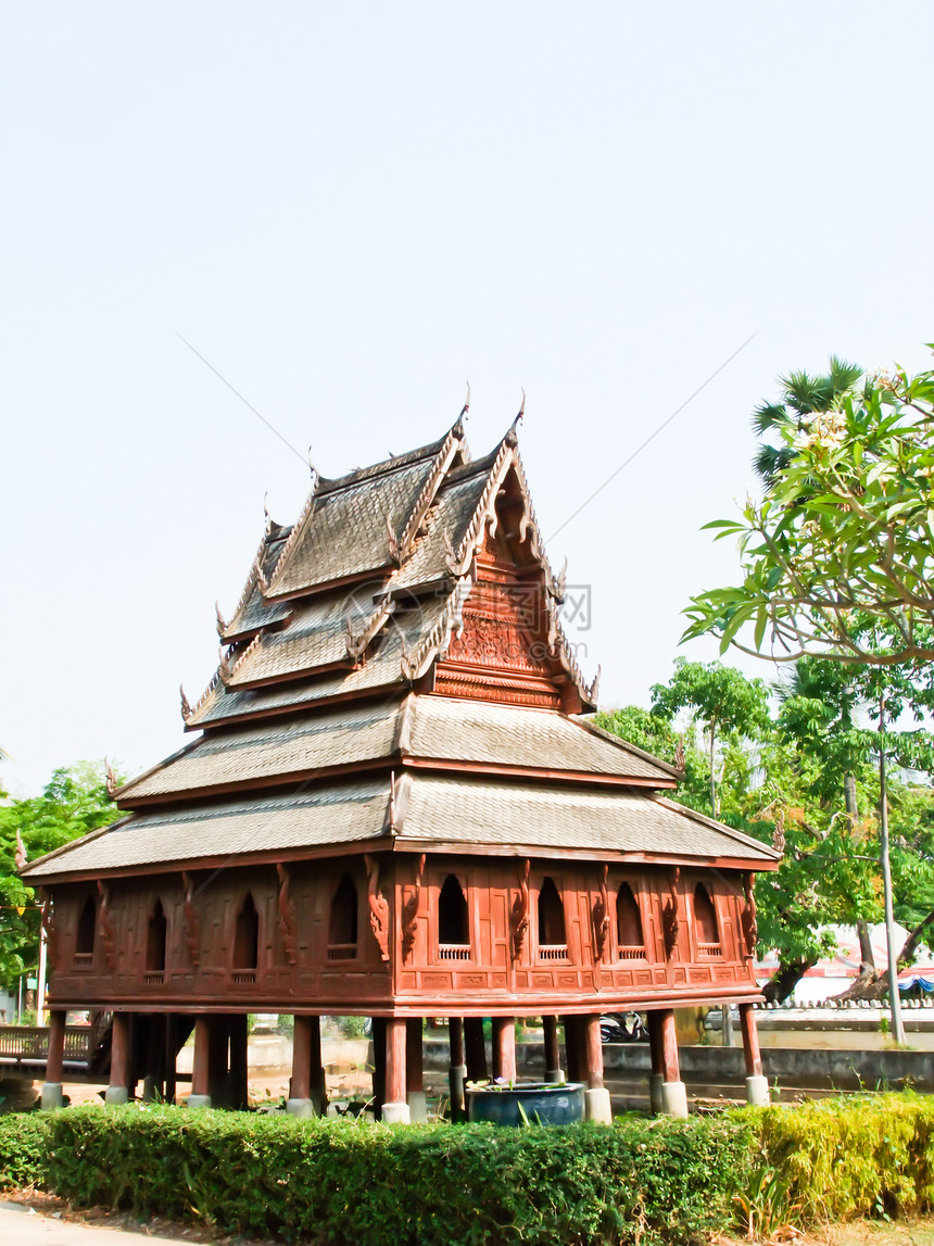 泰国乌本拉查塔尼房屋建筑学金子精神艺术海拔上帝信仰文化雕塑池塘图片