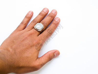 一只手指上有白玉环的男子手 在白色上被孤立戒指白玉婚礼石头背景图片