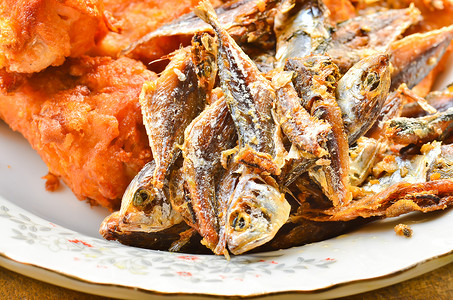 炸鱼午餐宴会小吃食物美食饮食沙拉市场鱼苗小鱼绿色的高清图片素材