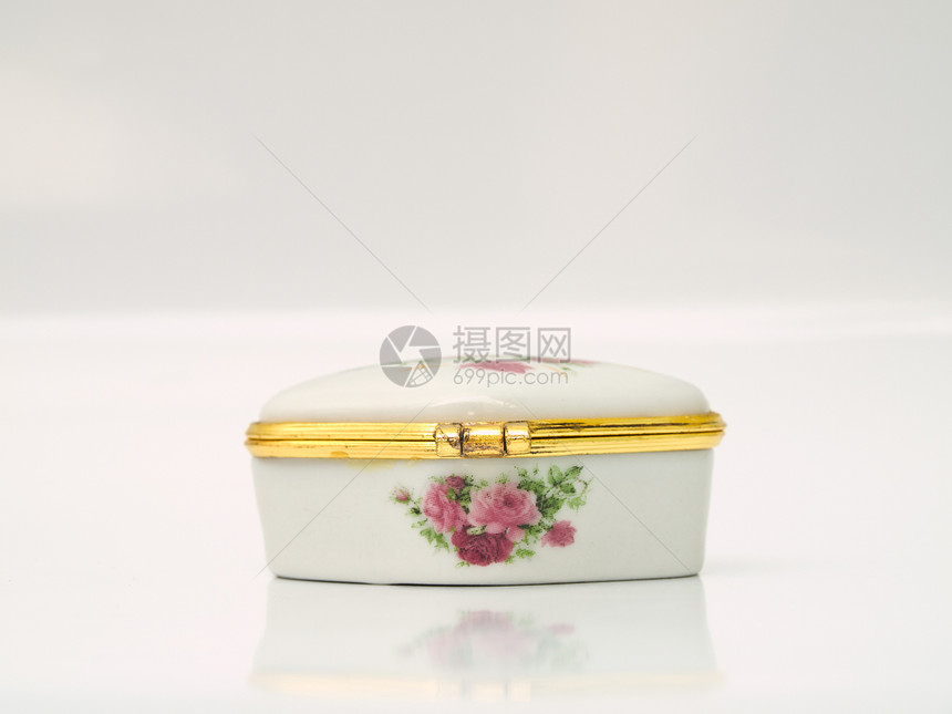 用于为女士保留lozenge或糊贴剂的陶瓷案件魅力黄色宏观包装宝石宝藏奢华首饰金子珠宝图片