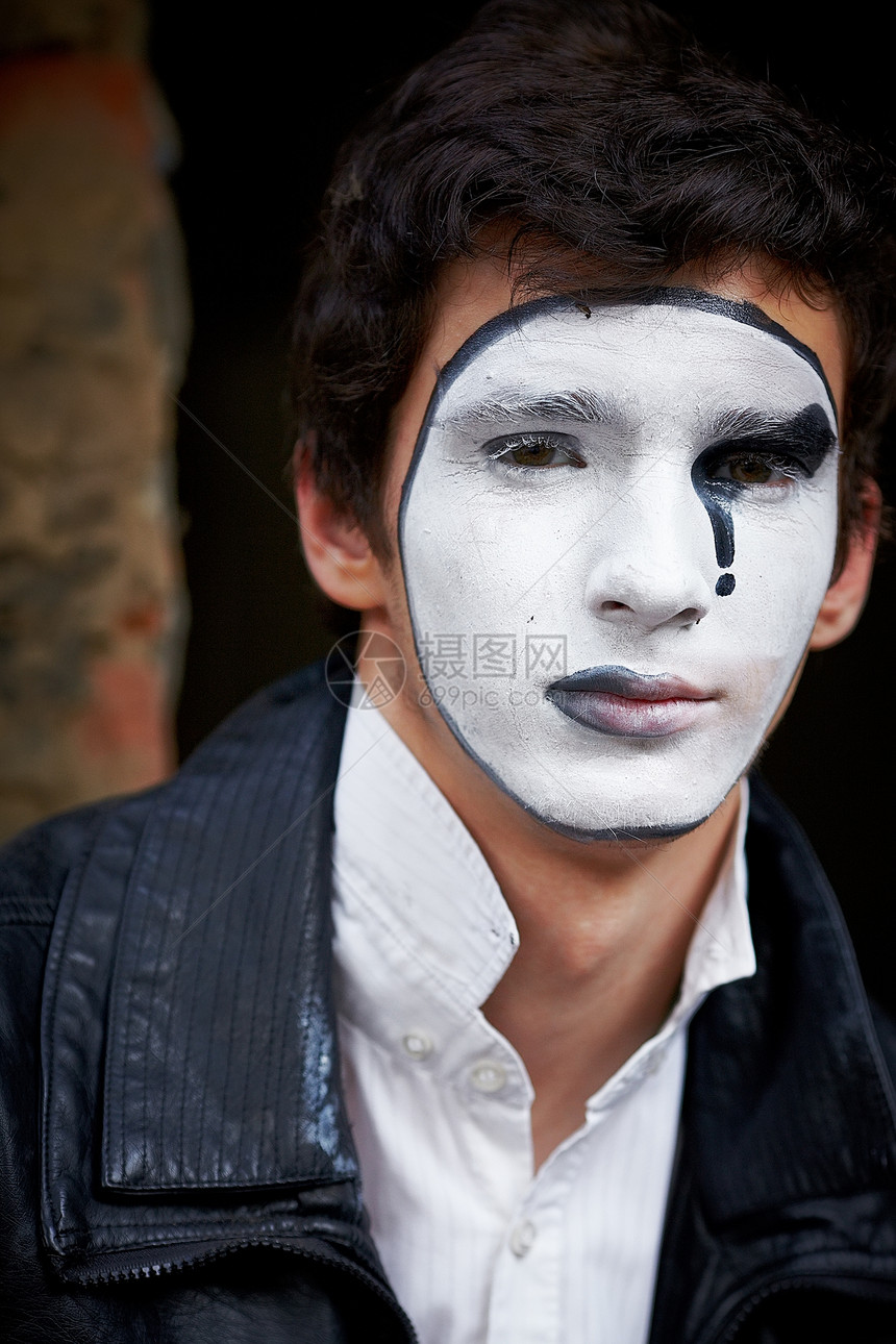 盖伊靠着一堵旧砖墙青少年衣服模仿眼睛创造力演员男人剧院化妆品戏剧图片
