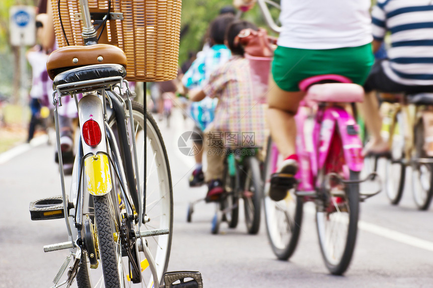 公园的自行车民众运动花园街道团体金属发挥锻炼图片