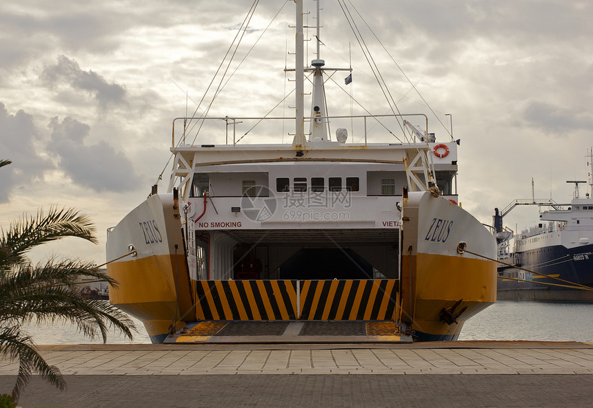 登入渡轮船摆渡船旅游海洋港口运输码头旅行图片