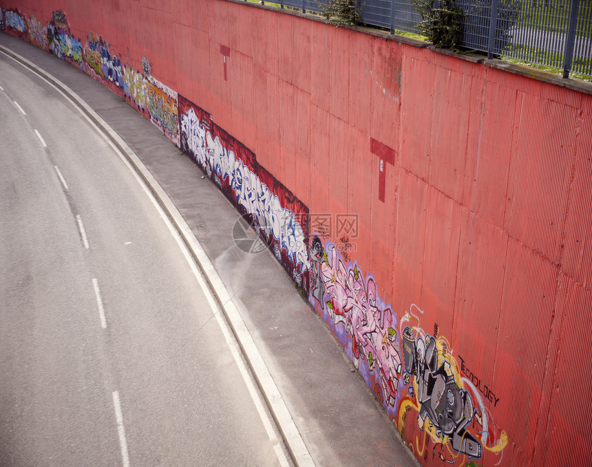 米兰格拉菲蒂沥青红色运输带子隧道城市涂鸦艺术绘画转角处图片