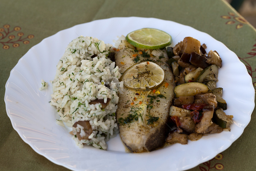 有大米和茄子的鱼桌子烹饪柠檬厨房鳟鱼饮食营养午餐鳕鱼胡椒图片