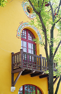 里雅斯特的巴尔科尼石头白色建筑木头阳台建造房子黄色建筑学英石背景图片
