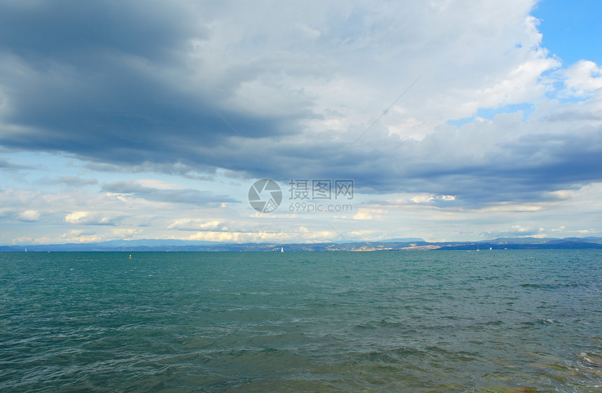 海和多云的天空风景波浪图片