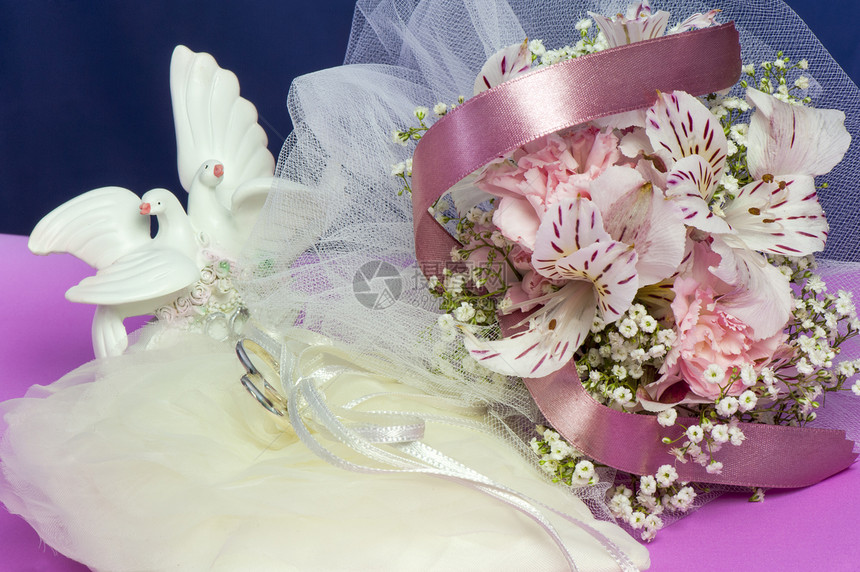 鲜花和结婚戒指包装派对恩情婚礼门票邀请函庆典白色花朵仪式图片