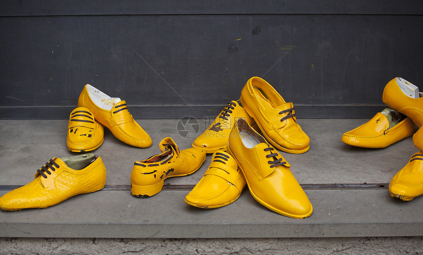 黄雪鞋男人黄色运动皮革蕾丝橡皮带子鞋带水平图片