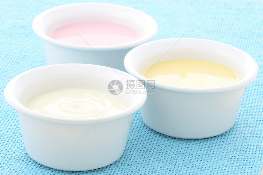 美味的新鲜酸奶水果柠檬味甜点奶油饮料香草产品牛奶餐具勺子图片