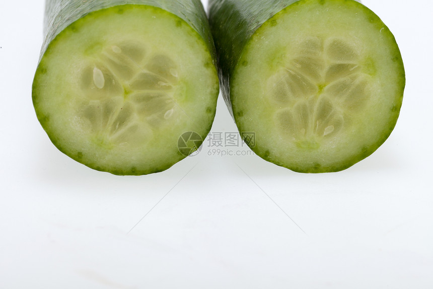 在白色背景上孤立的绿黄瓜养分农业食物草本植物饮食圆圈厨房义者水果叶子图片