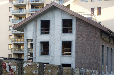 正在建造的房屋石工地板木工脚手架框架工地公寓结构工作抵押背景图片