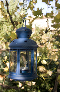 蓝色灯笼锁定笼子石蜡烛台植被星星花园蜡烛灯柱背景图片