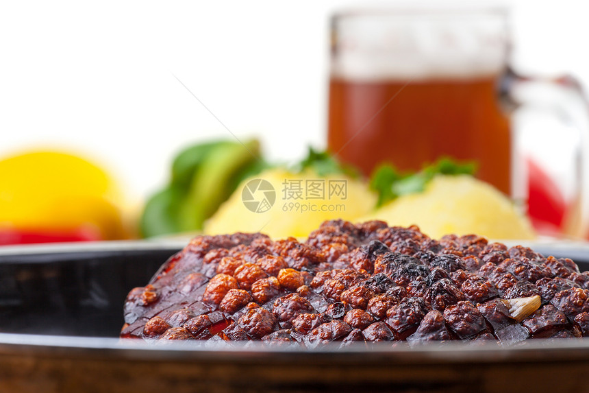 锅里烤猪肉木头土豆平底锅饺子啤酒盘子乡村午餐洋葱烹饪图片